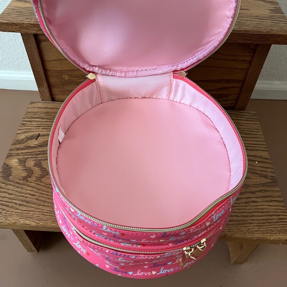 Makeup case with hearts 💜💛💚 - Picture 4 of 5